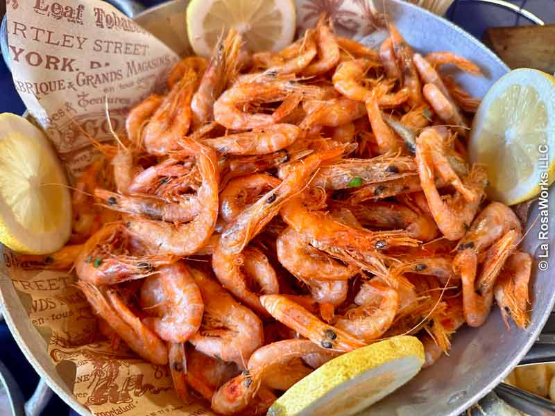 In the markets, fresh seafood food is inviting
